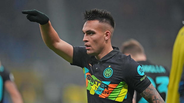 Lautaro Martínez señalando con el dedo índice